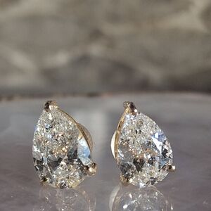 Elegant 18k Yellow Gold Teardrop 2.00 Carats Lab Grown Diamond Stud Earrings
